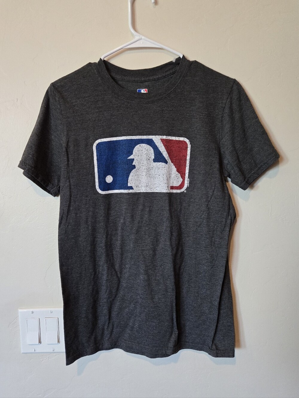 MLB Logo Graphic Tee in Charcoal